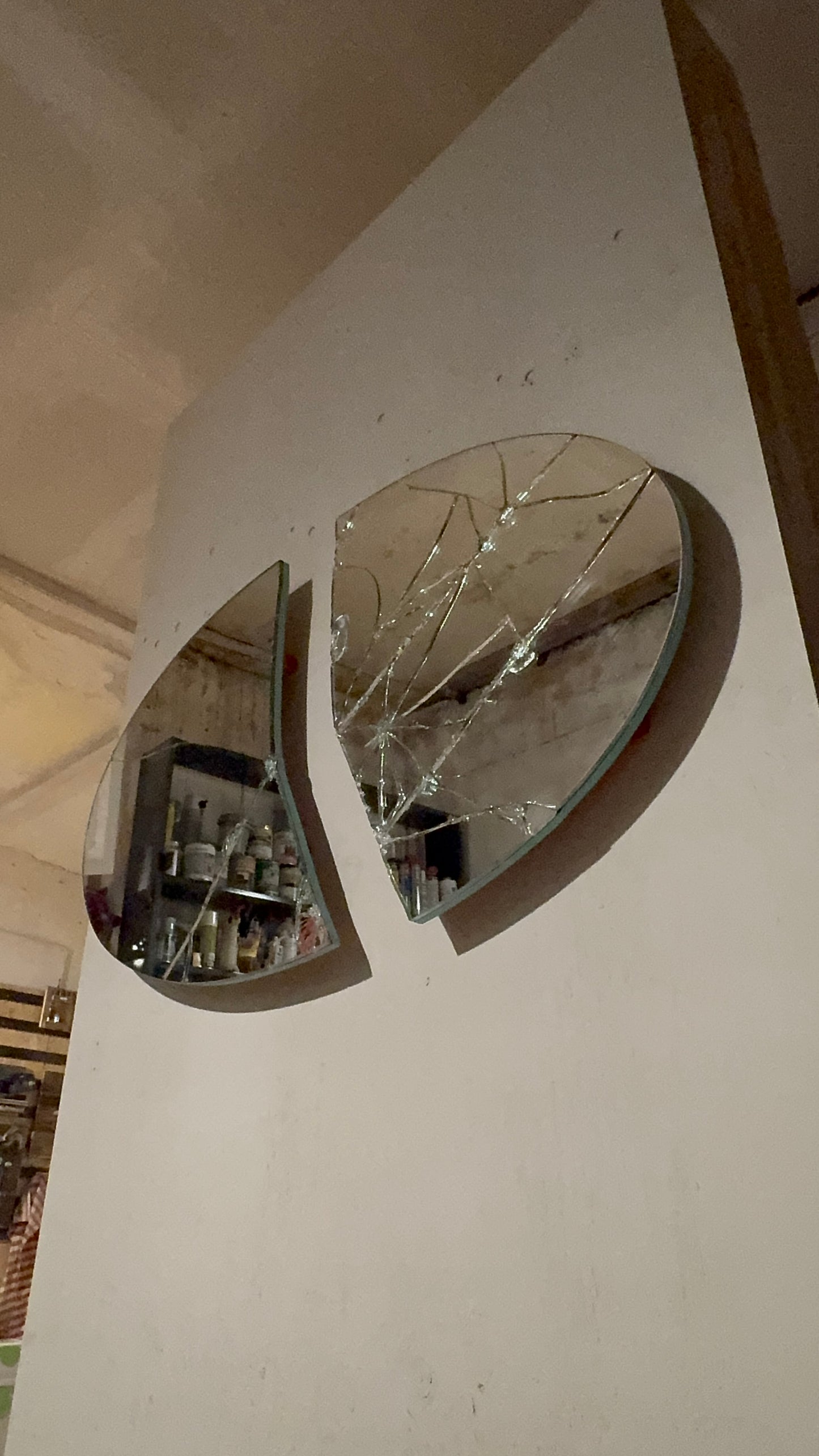 BROKEN LIGHT II - SPOT SPIEGEL