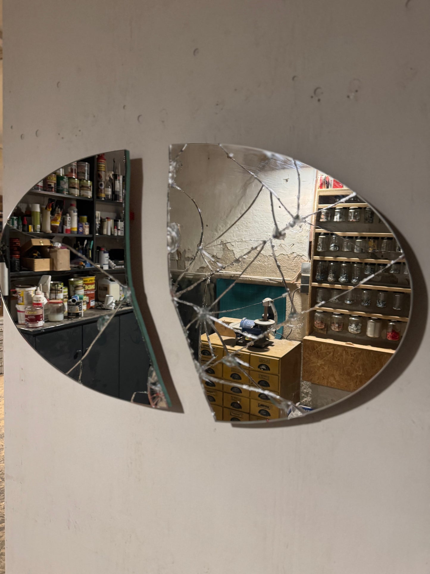 BROKEN LIGHT II - SPOT SPIEGEL