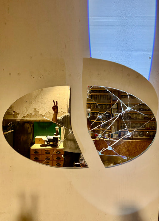 BROKEN LIGHT II - SPOT SPIEGEL