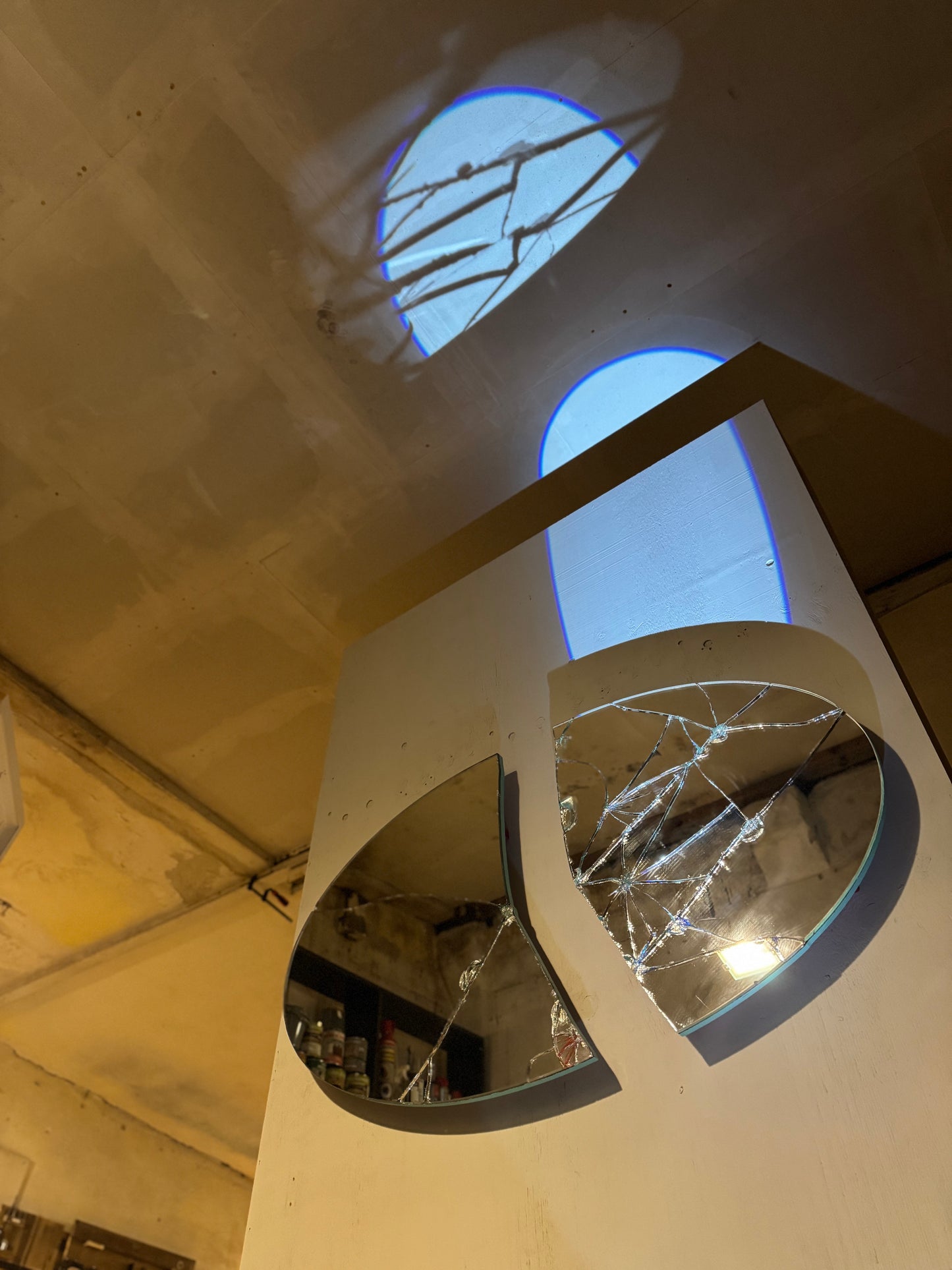 BROKEN LIGHT II - SPOT SPIEGEL
