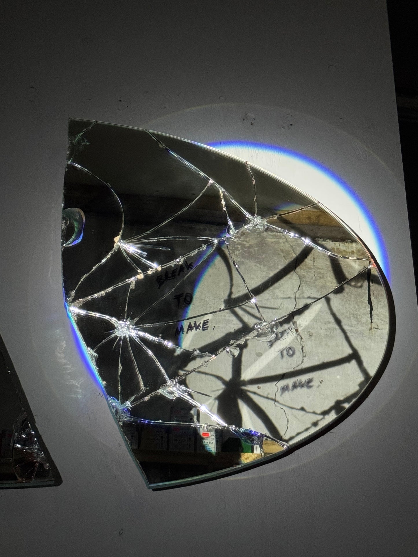 BROKEN LIGHT II - SPOT SPIEGEL